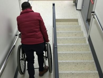 Accessibilité PMR : comment rendre les escaliers compatibles avec les besoins des personnes en situation de handicap